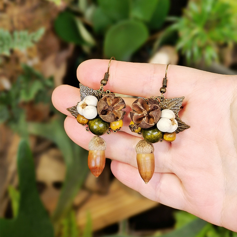 Vintage Fashion Guild - Vintage Wooden Plant Earring Unique Acorn