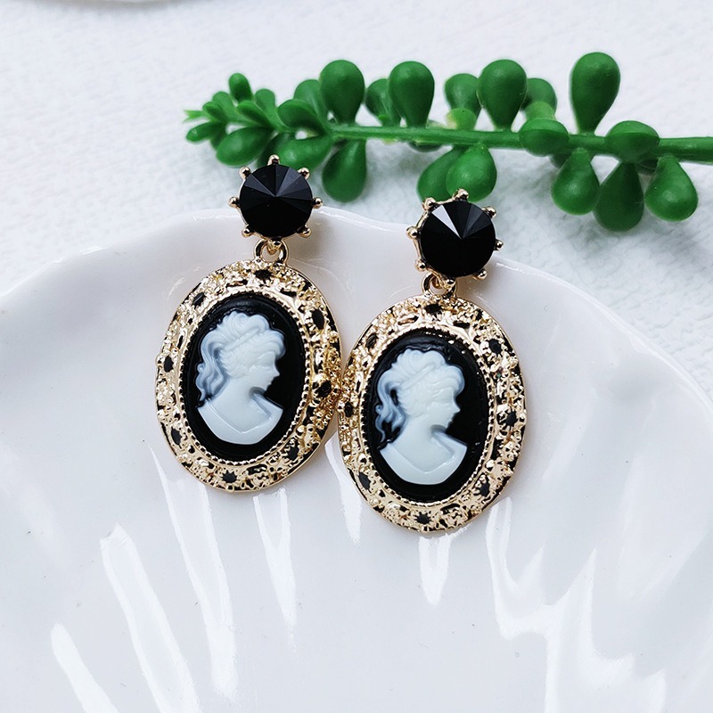 Vintage Lady Queen Relief Oval - огляд і ціна Vintage Fashion Queen