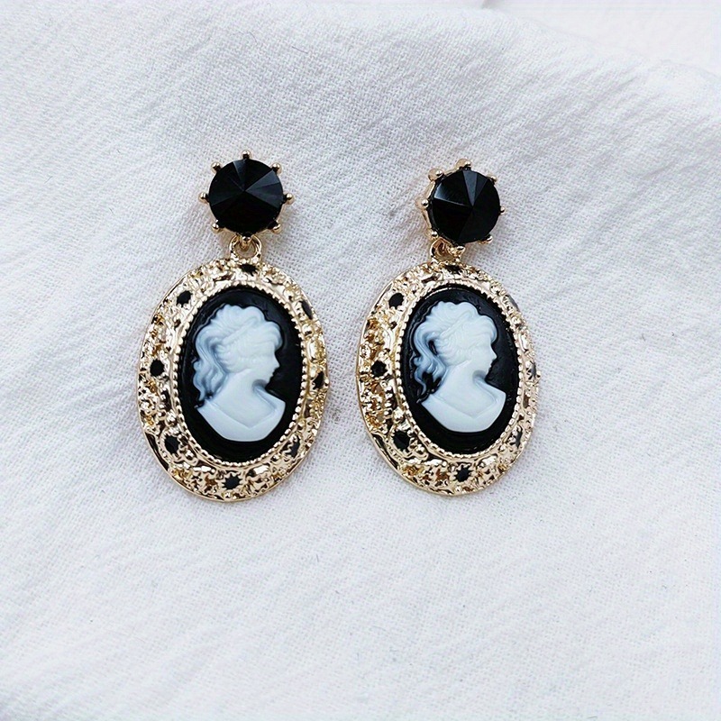 Vintage Lady Queen Relief Oval - огляд і ціна Vintage Fashion Queen