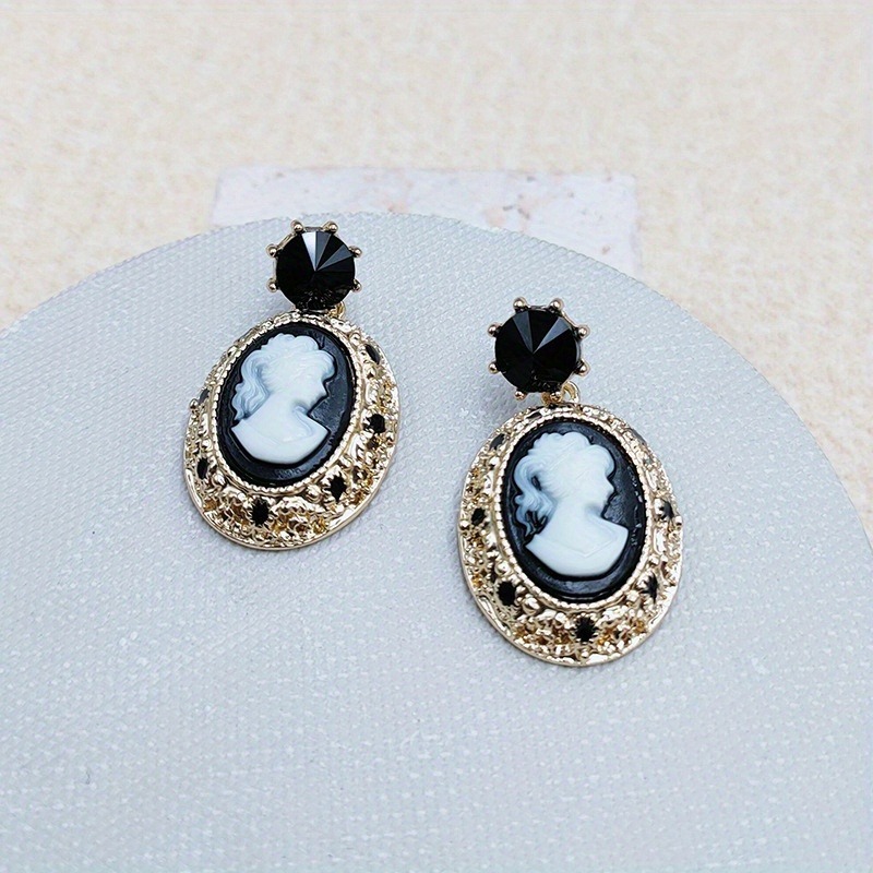 Vintage Lady Queen Relief Oval - огляд і ціна Vintage Fashion Queen