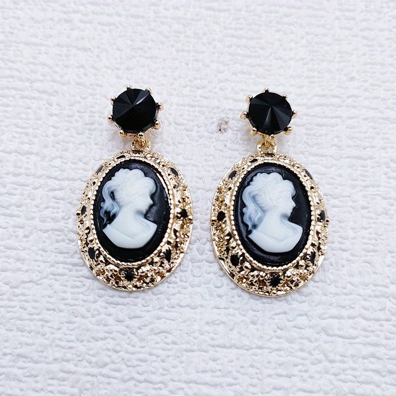Vintage Lady Queen Relief Oval - огляд і ціна Vintage Fashion Queen